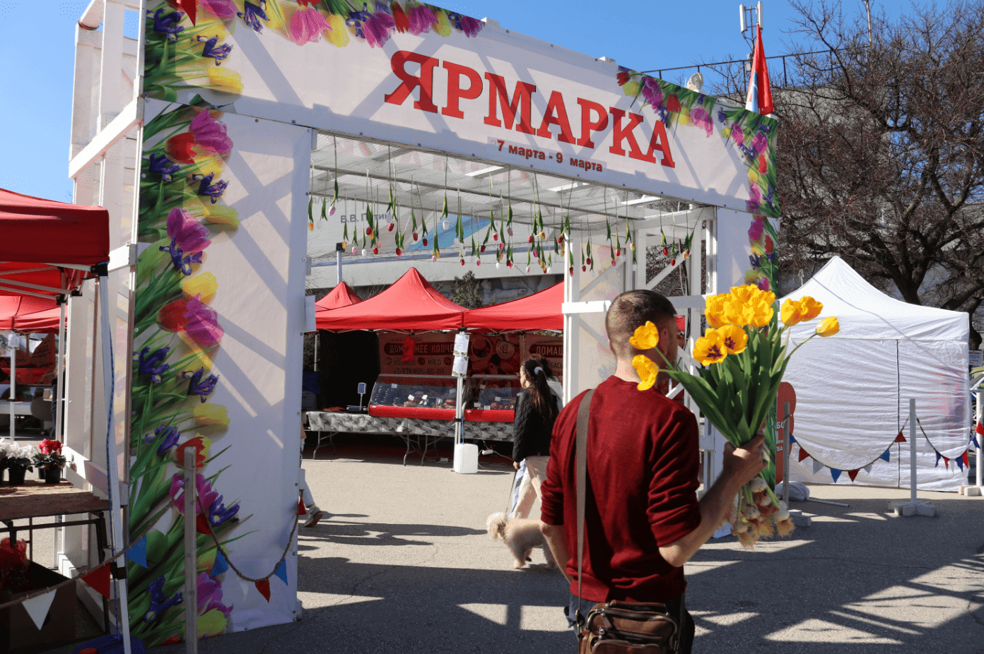 Весенняя ярмарка на площади 50-летия СССР (ЦУМ)